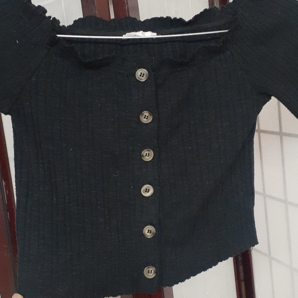 Over the shoulder, stretch, button up crop top 🖤 - Picture 3 of 6